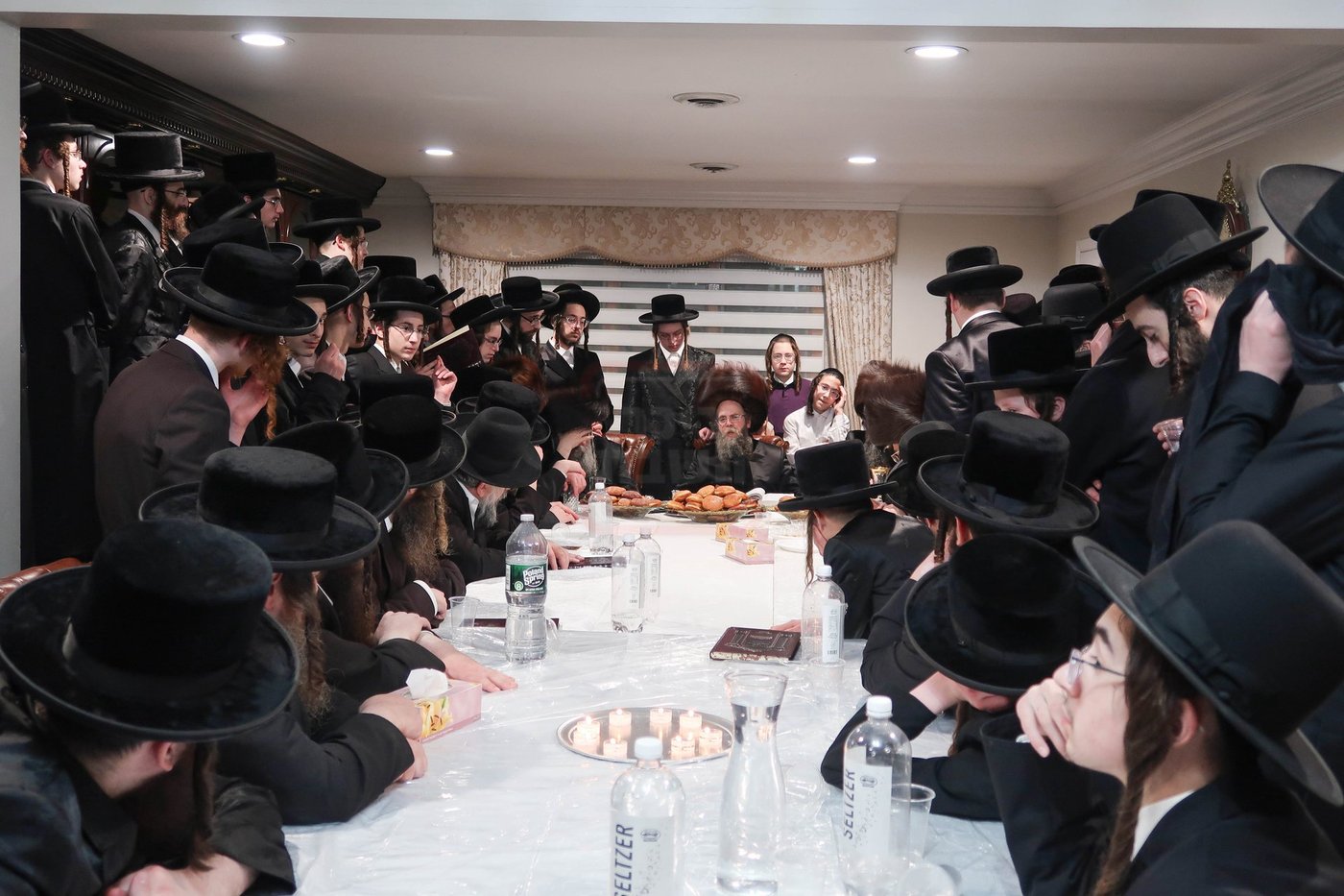 האדמו"ר מקרעטשניף סיגעט וויליאמסבורג בהדלקת נרות חנוכה