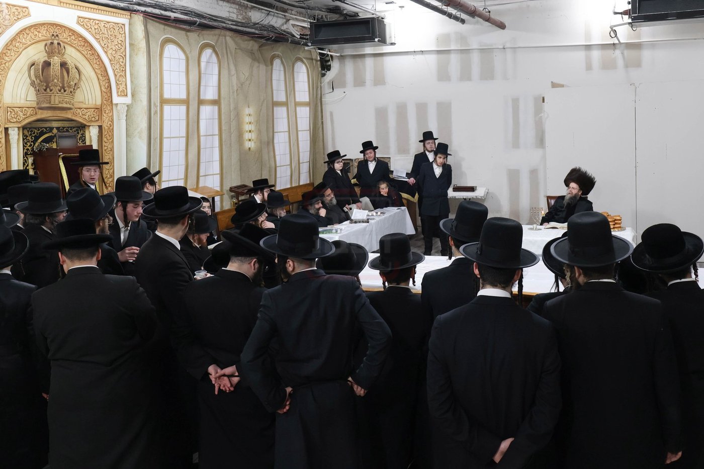 האדמו"ר מקרעטשניף סיגעט וויליאמסבורג בהדלקת נרות חנוכה