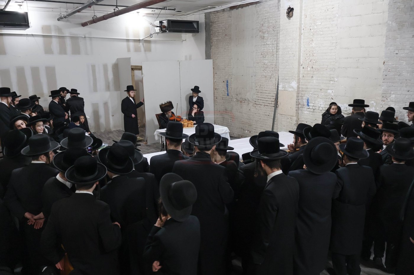 האדמו"ר מקרעטשניף סיגעט וויליאמסבורג בהדלקת נרות חנוכה