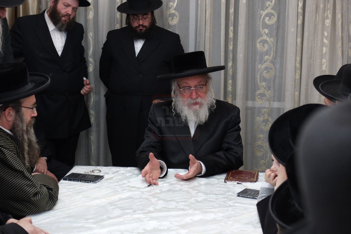 הגה"צ גאב"ד וויען בהדלקת נרות חנוכה