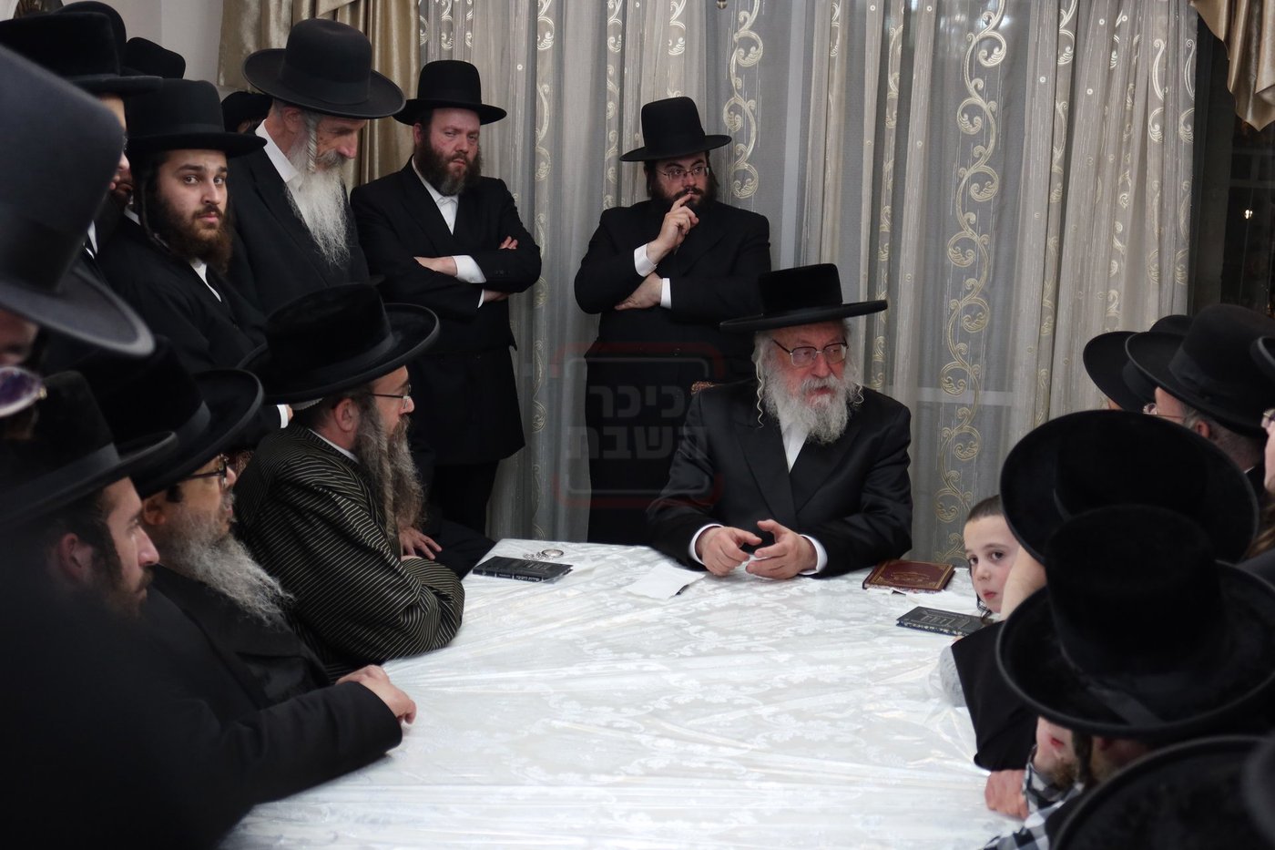 הגה"צ גאב"ד וויען בהדלקת נרות חנוכה