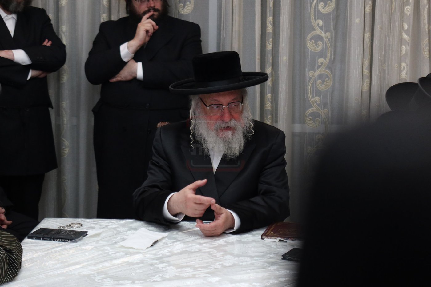 הגה"צ גאב"ד וויען בהדלקת נרות חנוכה