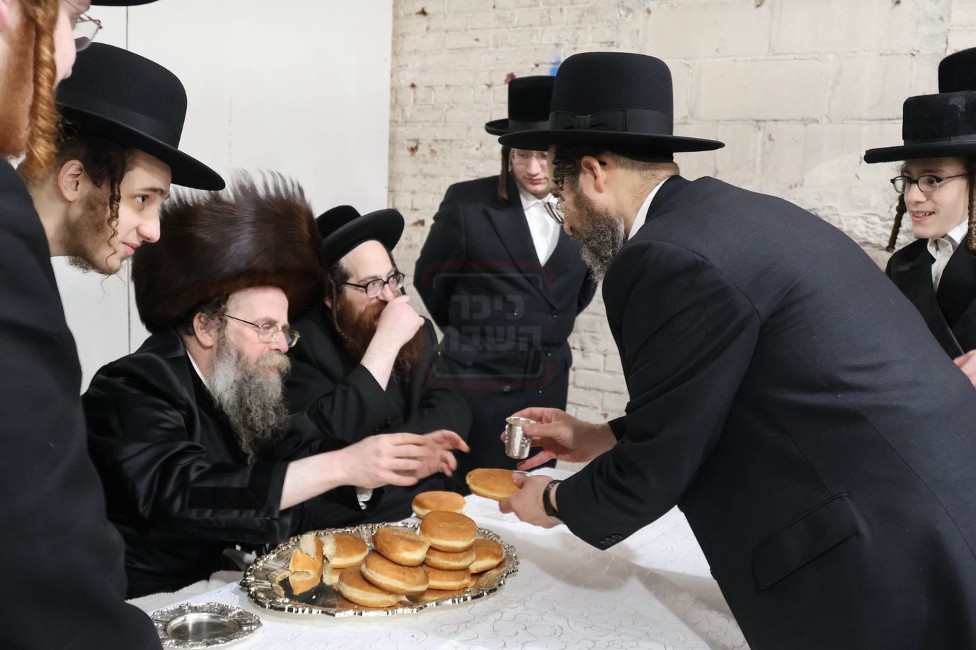 האדמו"ר מקרעטשניף סיגעט וויליאמסבורג בהדלקת נרות חנוכה