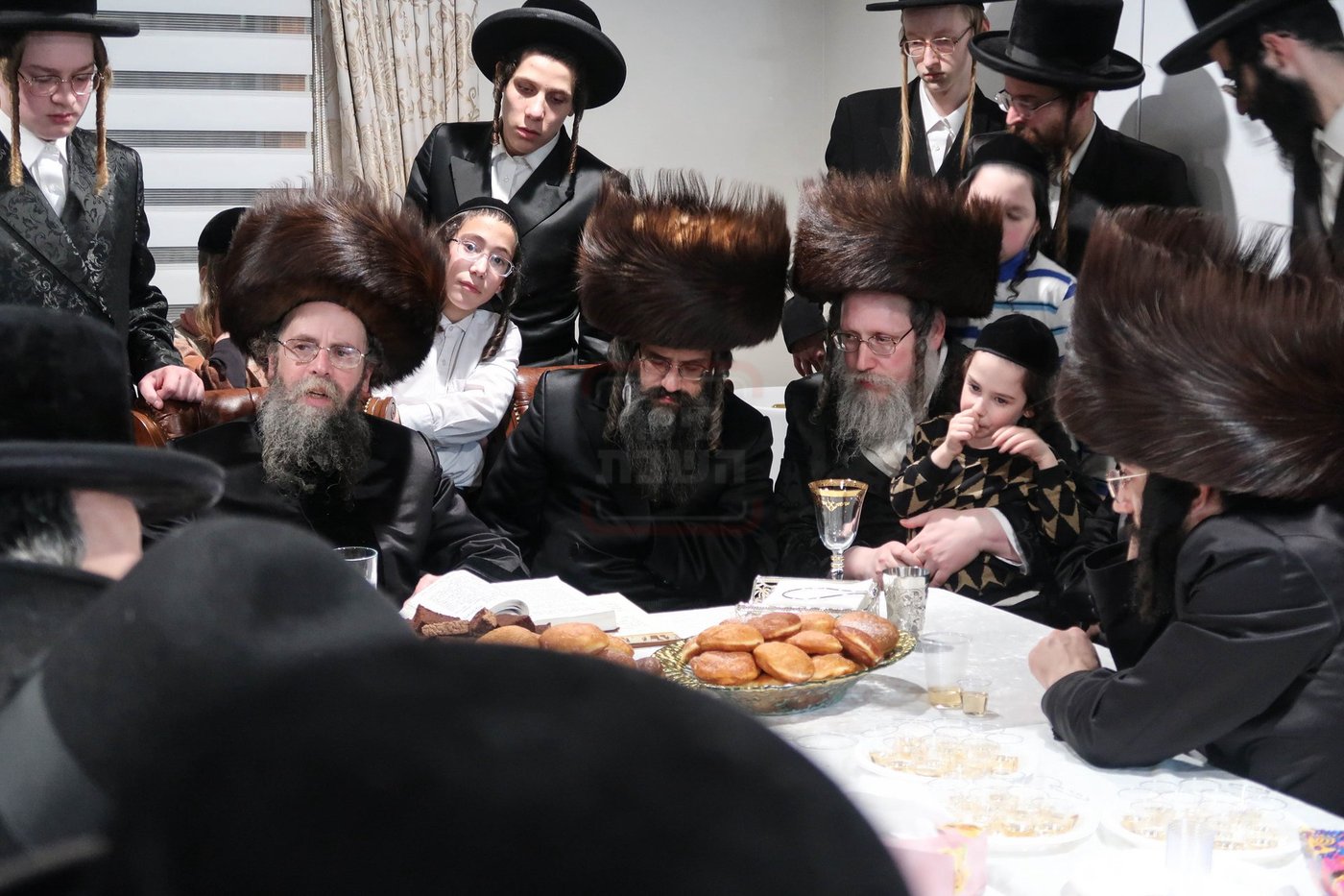 האדמו"ר מקרעטשניף סיגעט וויליאמסבורג בהדלקת נרות חנוכה