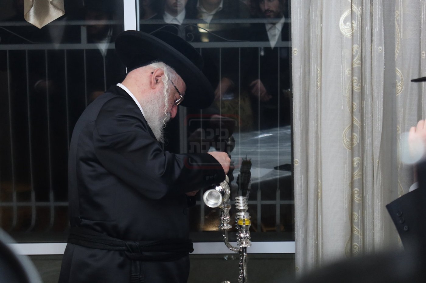 הגה"צ גאב"ד וויען בהדלקת נרות חנוכה