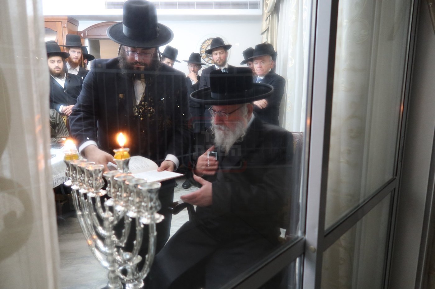 הגה"צ גאב"ד וויען בהדלקת נרות חנוכה