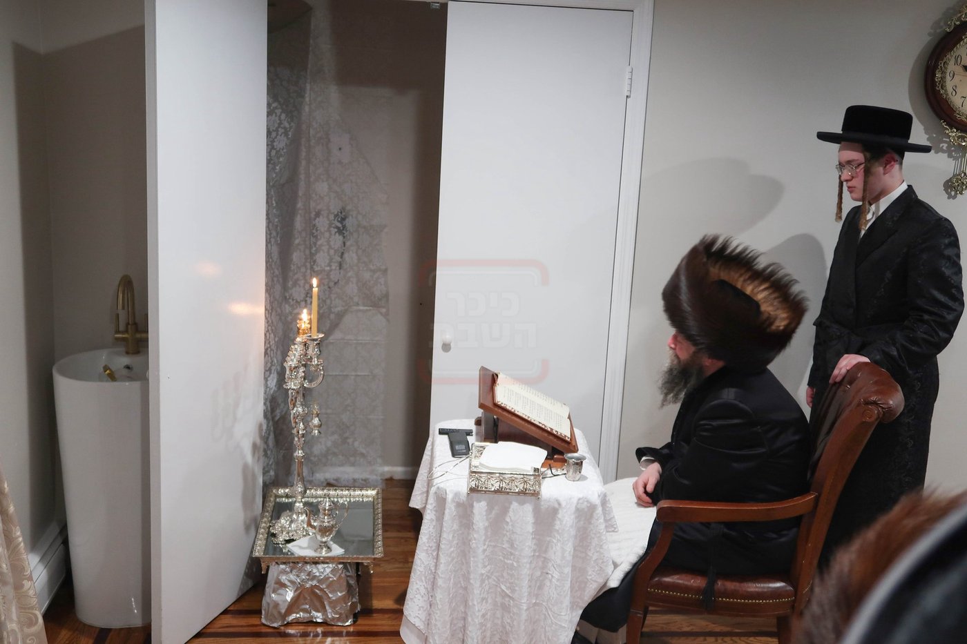 האדמו"ר מקרעטשניף סיגעט וויליאמסבורג בהדלקת נרות חנוכה