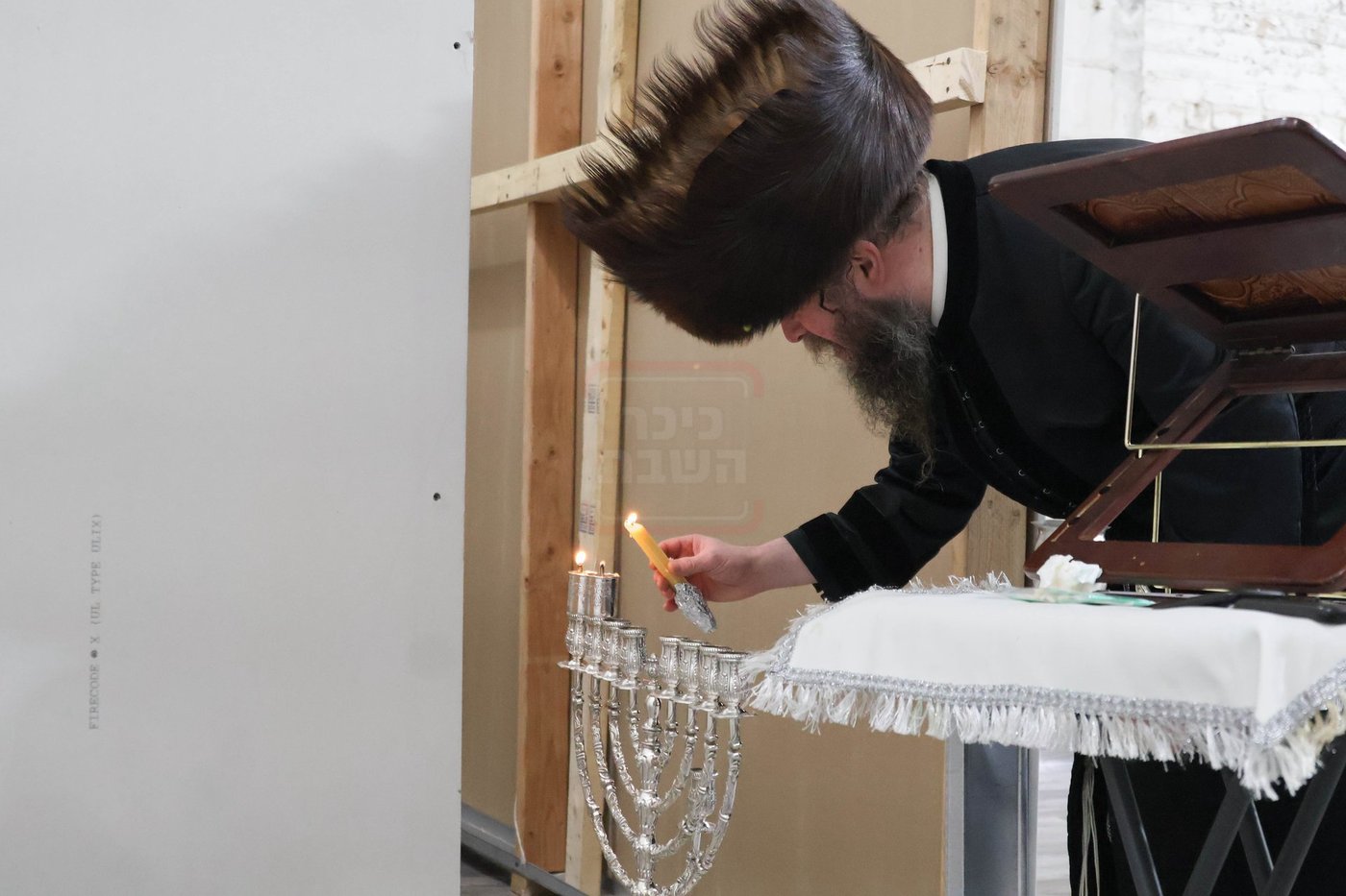 האדמו"ר מקרעטשניף סיגעט וויליאמסבורג בהדלקת נרות חנוכה