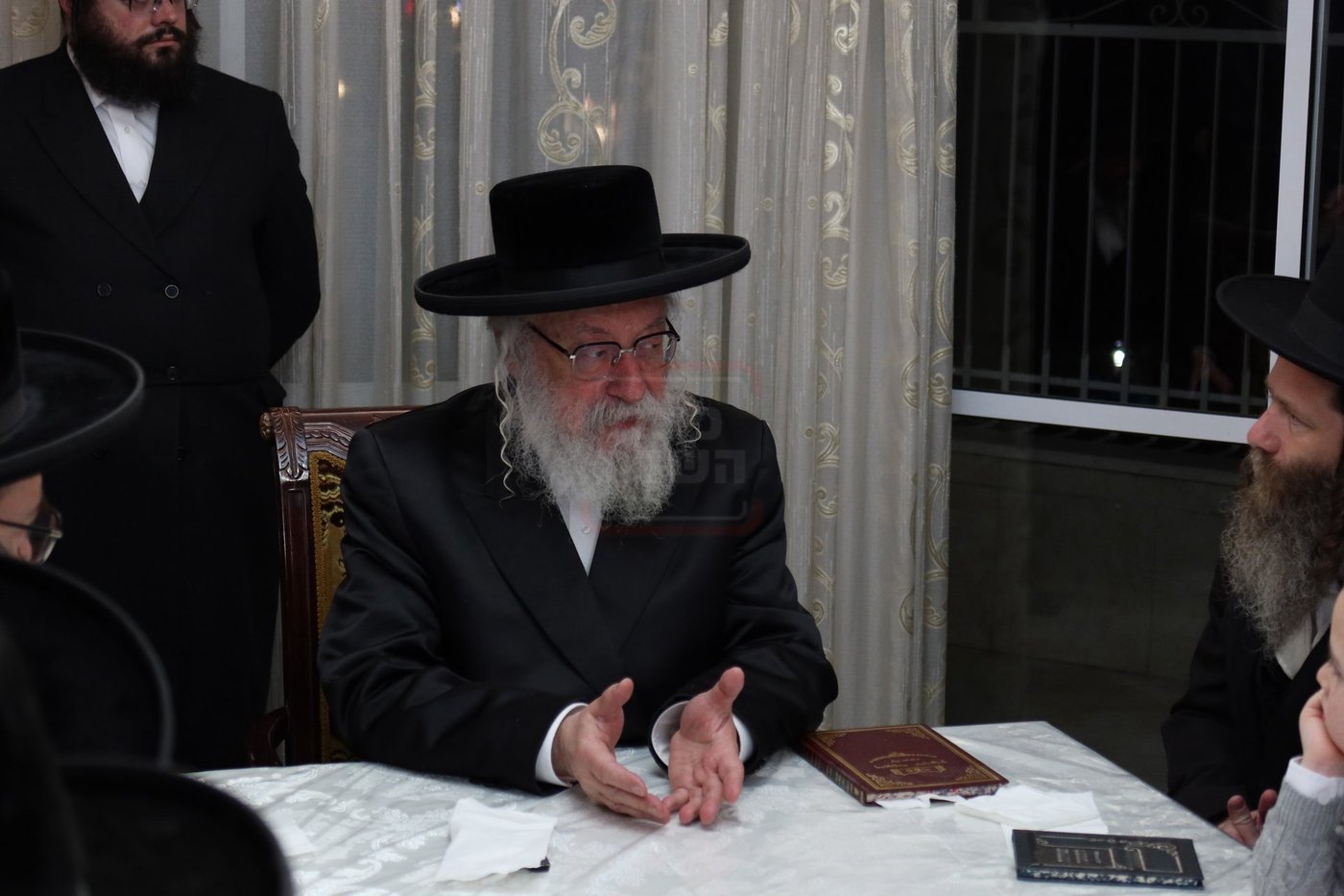 הגה"צ גאב"ד וויען בהדלקת נרות חנוכה