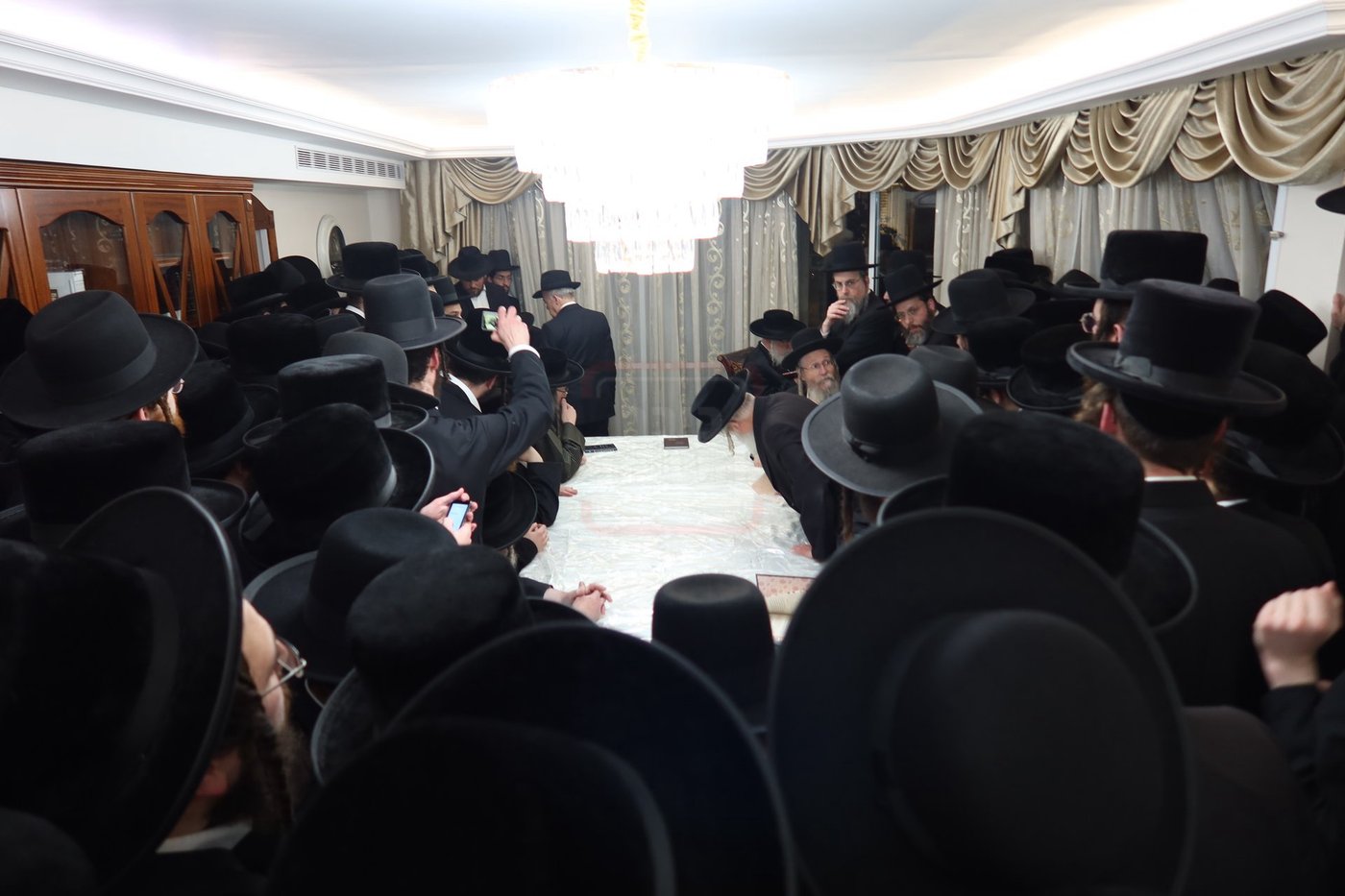 הגה"צ גאב"ד וויען בהדלקת נרות חנוכה