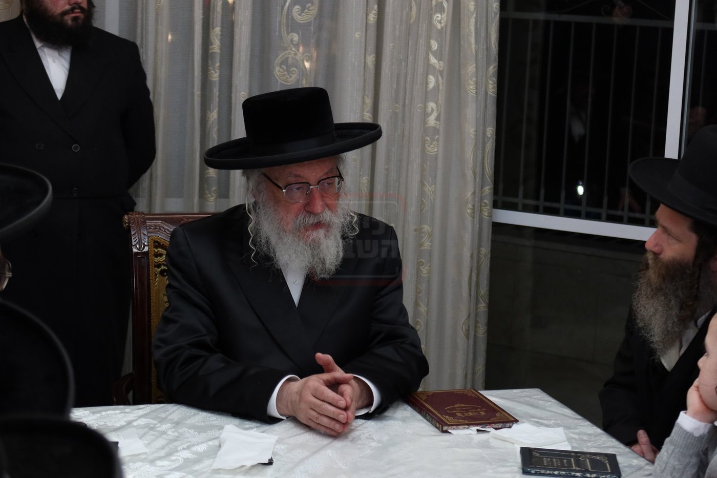 הגה"צ גאב"ד וויען בהדלקת נרות חנוכה