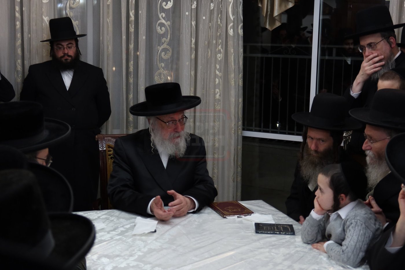 הגה"צ גאב"ד וויען בהדלקת נרות חנוכה