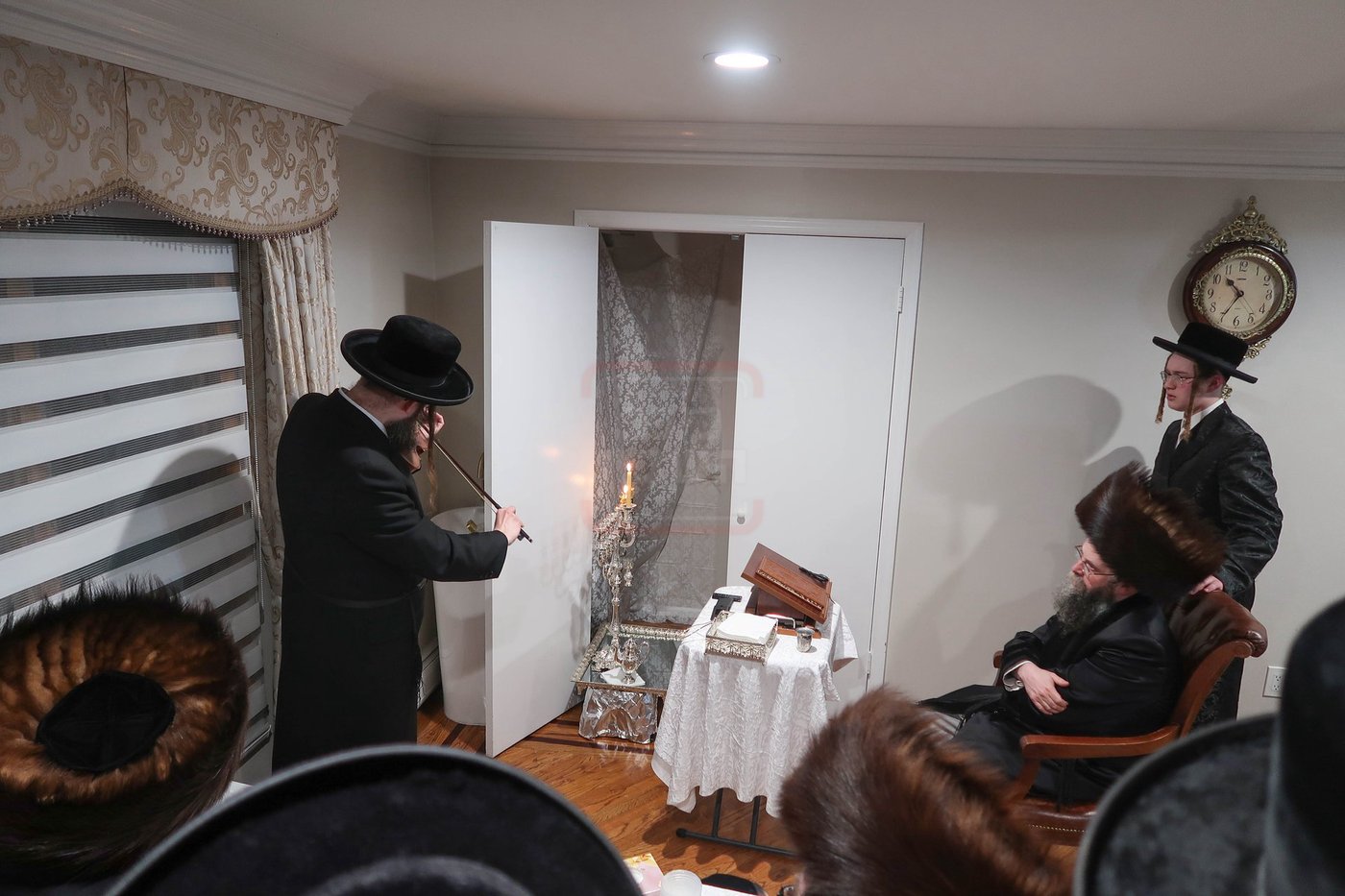 האדמו"ר מקרעטשניף סיגעט וויליאמסבורג בהדלקת נרות חנוכה