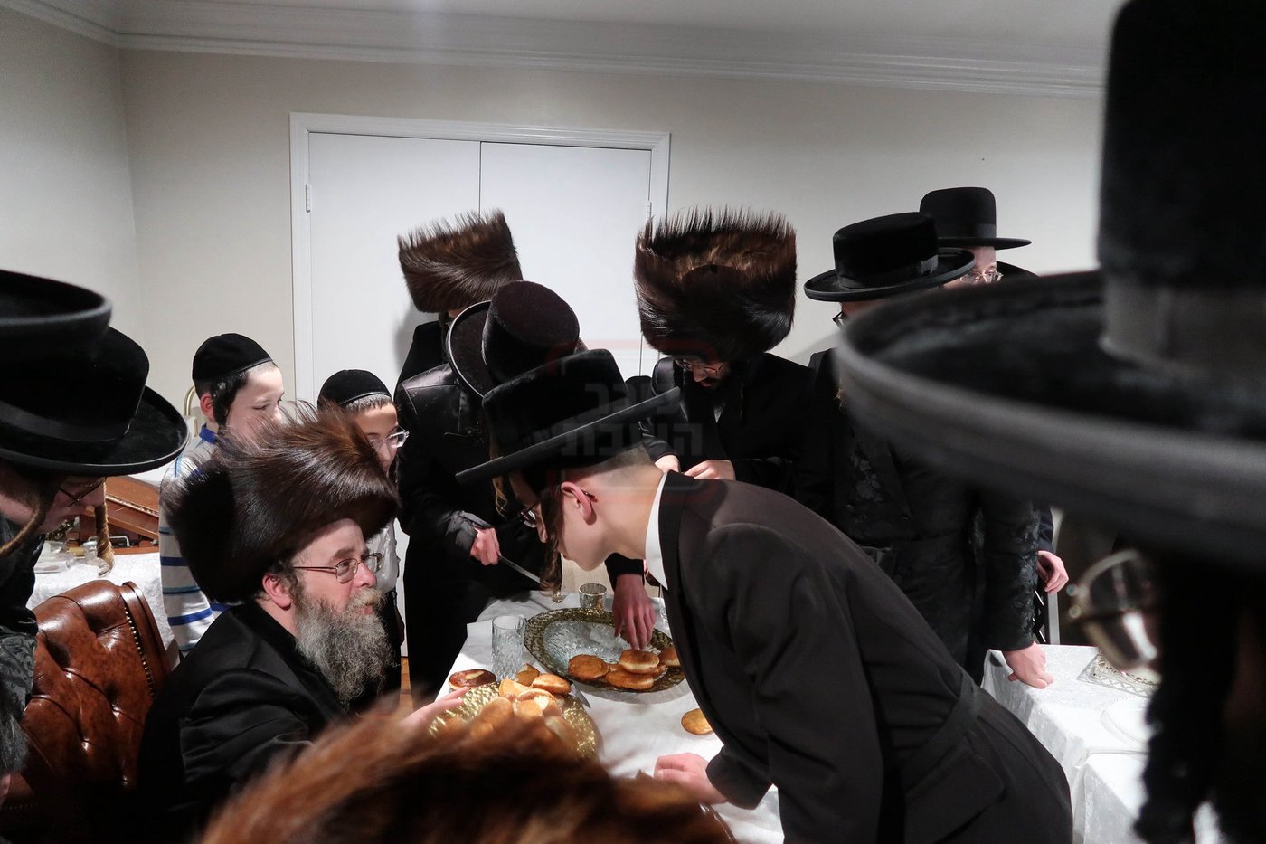 האדמו"ר מקרעטשניף סיגעט וויליאמסבורג בהדלקת נרות חנוכה