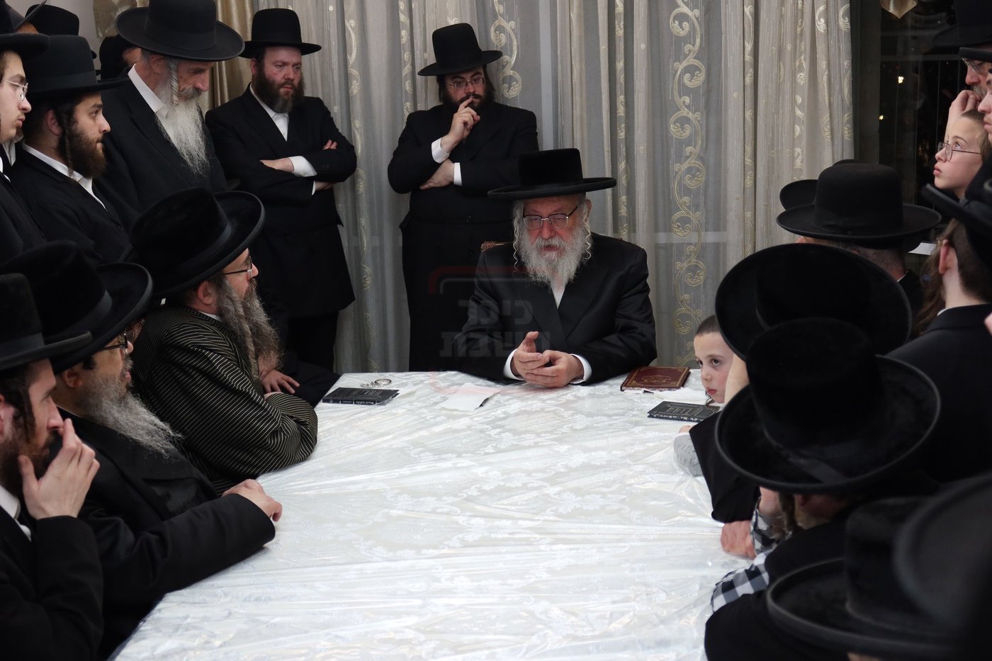 הגה"צ גאב"ד וויען בהדלקת נרות חנוכה