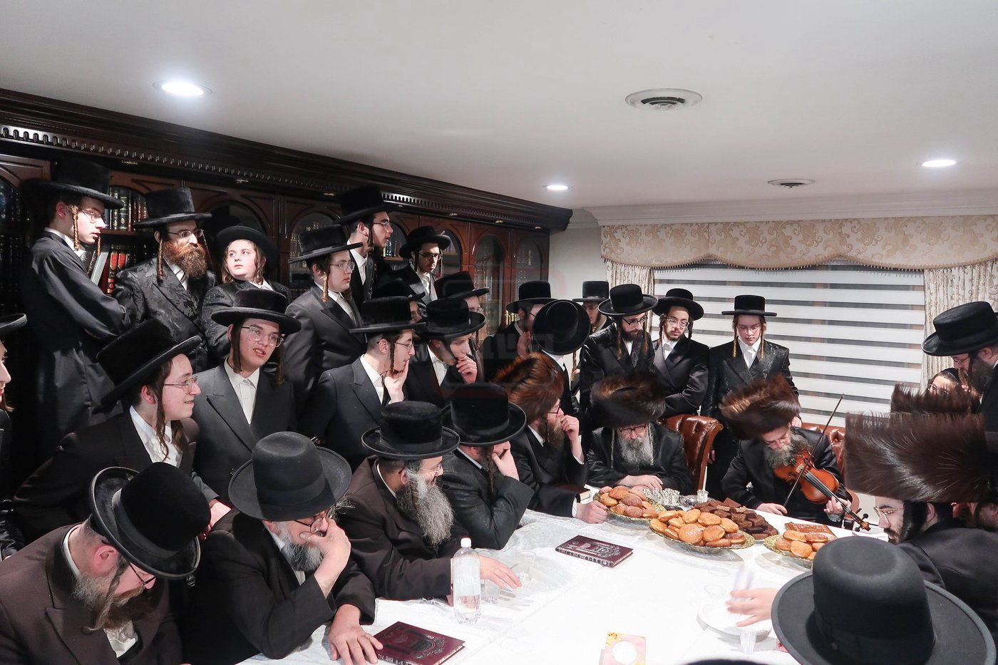 האדמו"ר מקרעטשניף סיגעט וויליאמסבורג בהדלקת נרות חנוכה