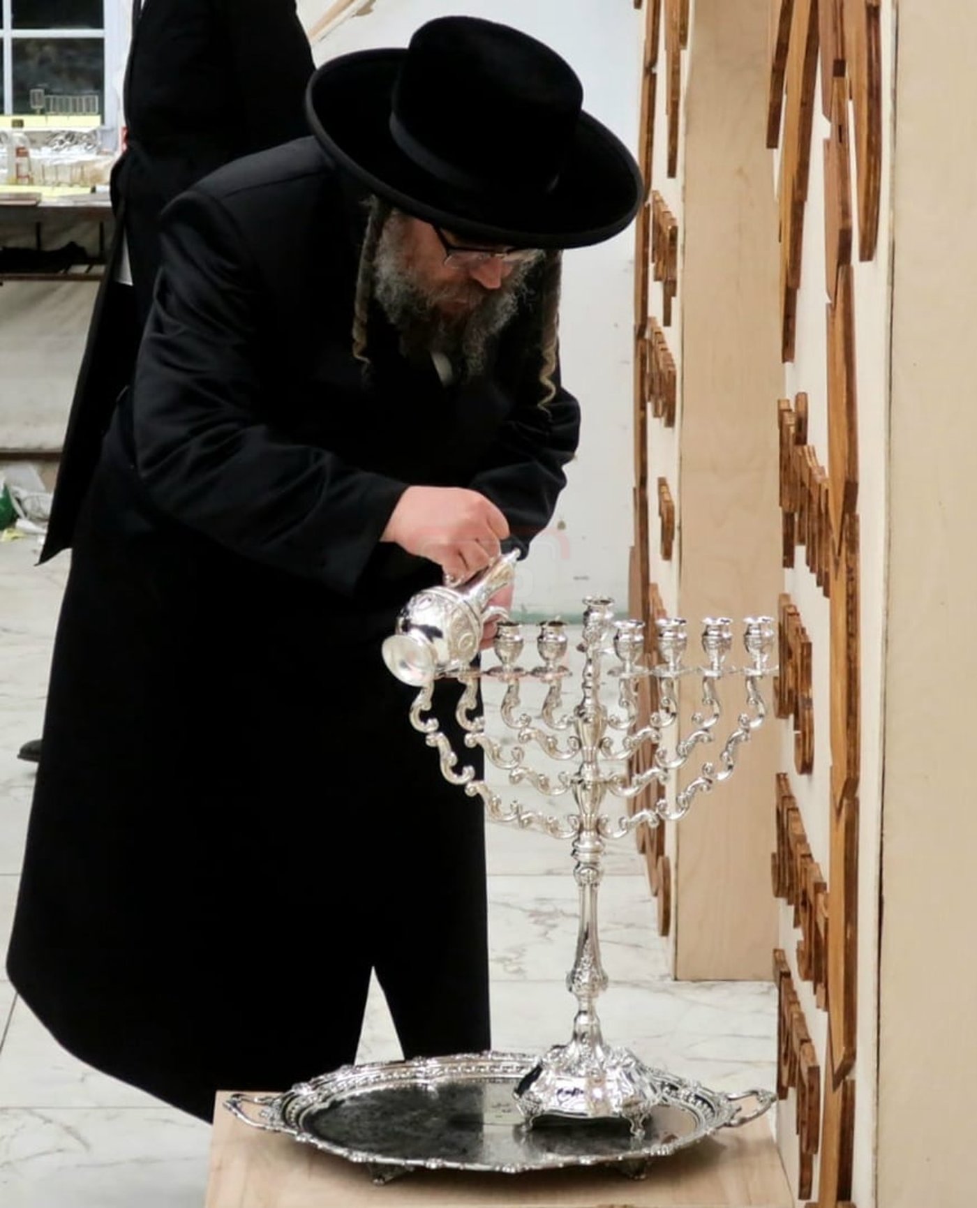 הרה"צ רבי מנחם מענדיל טייטלבוים בהדלקת נרות החנוכה