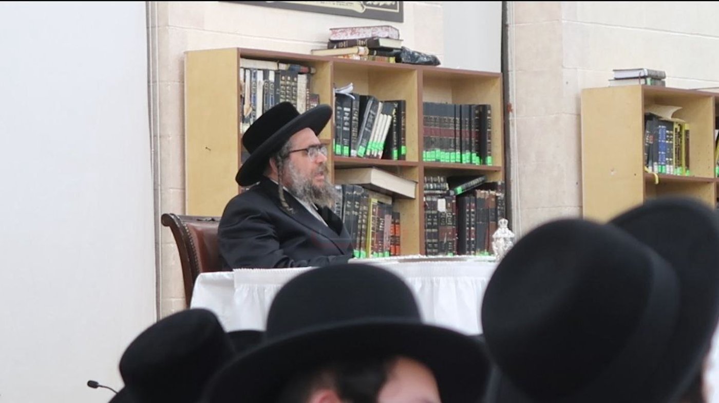 הרה"צ רבי מנחם מענדיל טייטלבוים במסיבת חנוכה