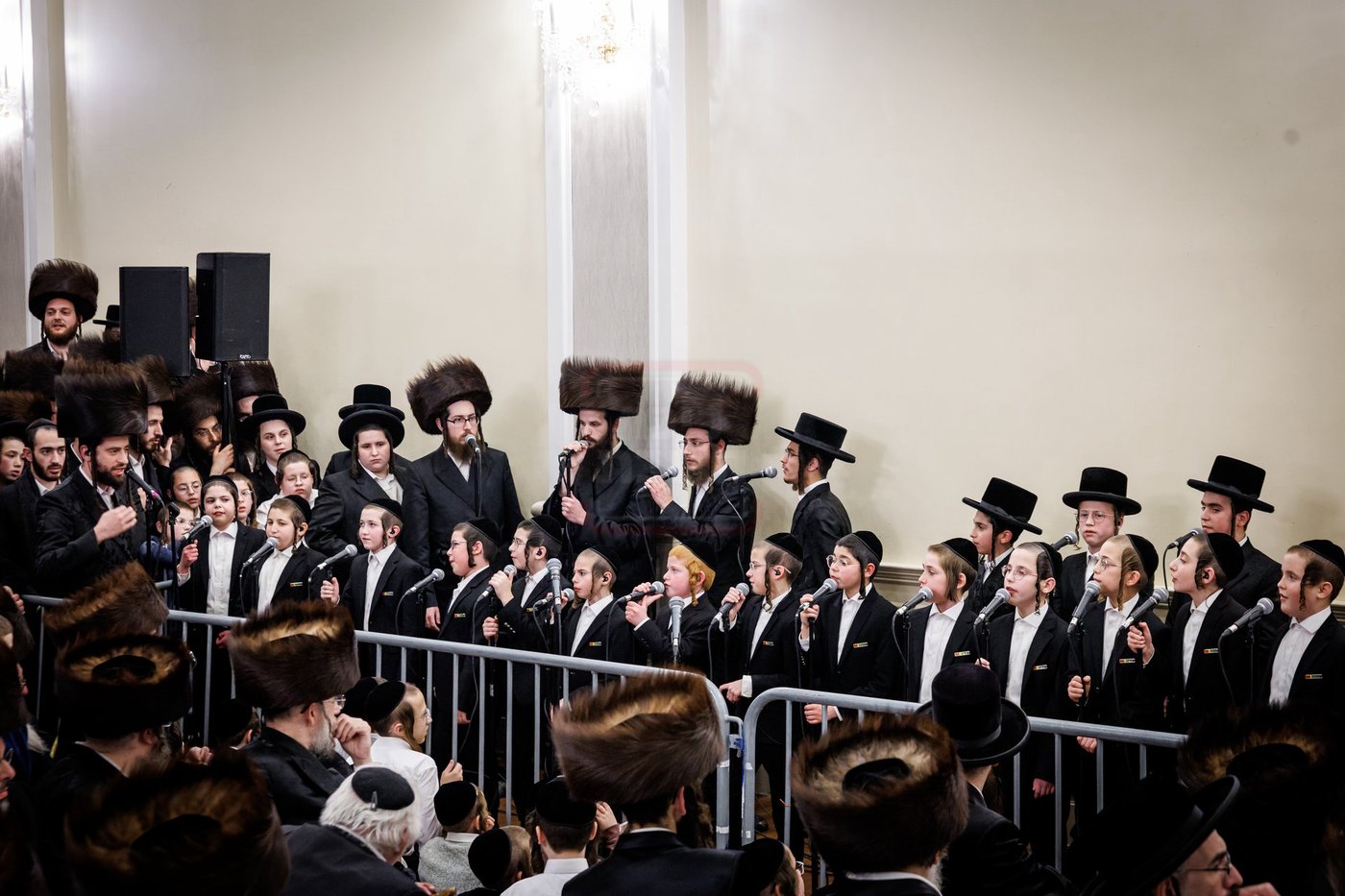 האדמו"ר מטאהש בהדלקת נרות חנוכה