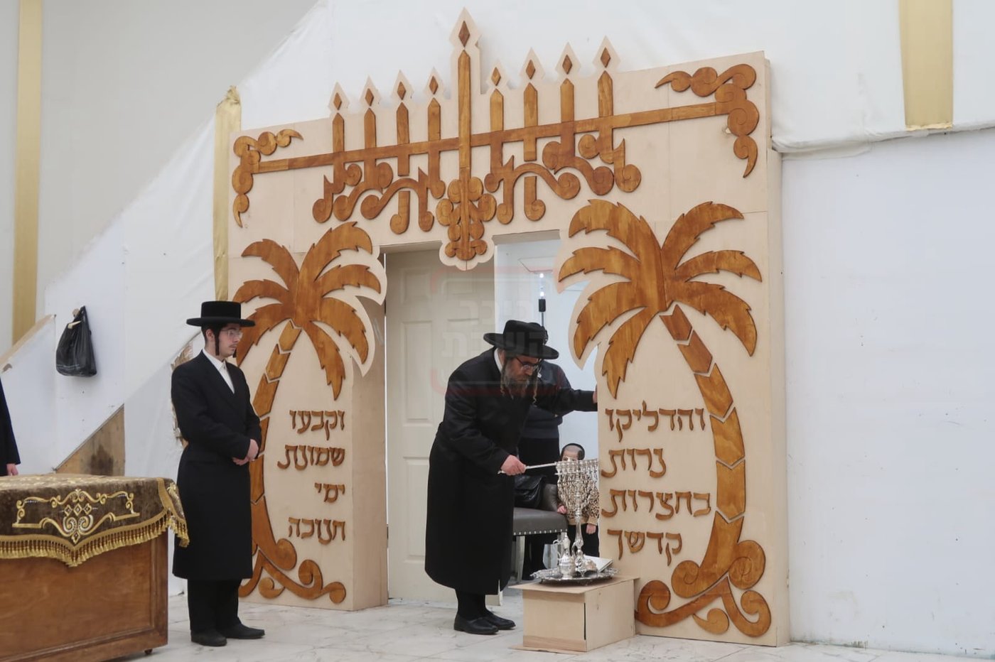 הרה"צ רבי מנחם מענדיל טייטלבוים בהדלקת נרות החנוכה