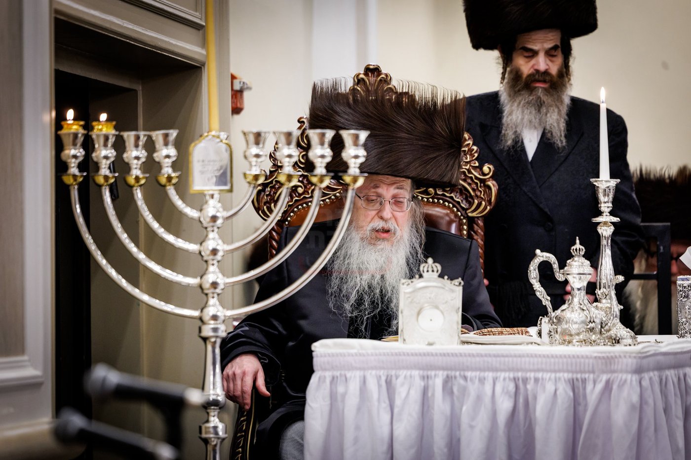 האדמו"ר מטאהש בהדלקת נרות חנוכה