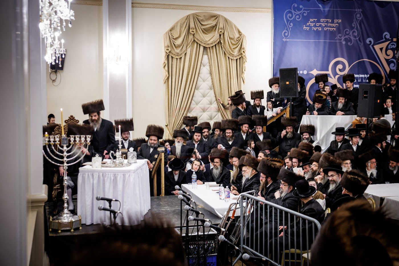 האדמו"ר מטאהש בהדלקת נרות חנוכה