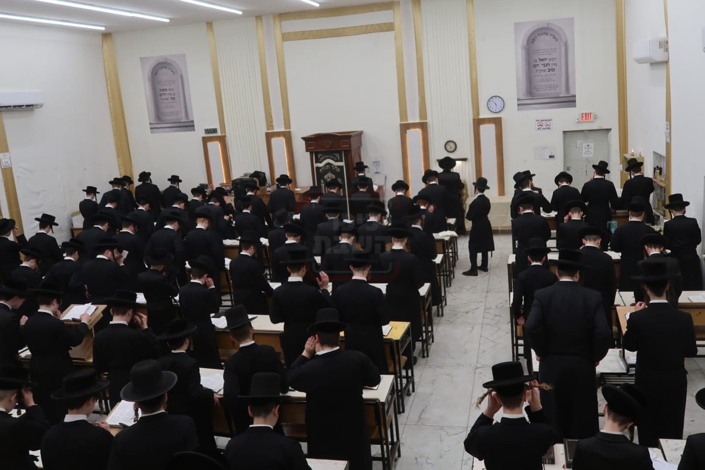 הרה"צ רבי מנחם מענדיל טייטלבוים בהדלקת נרות החנוכה