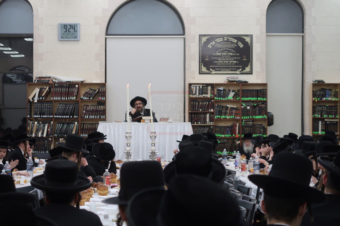 הרה"צ רבי מנחם מענדיל טייטלבוים במסיבת חנוכה