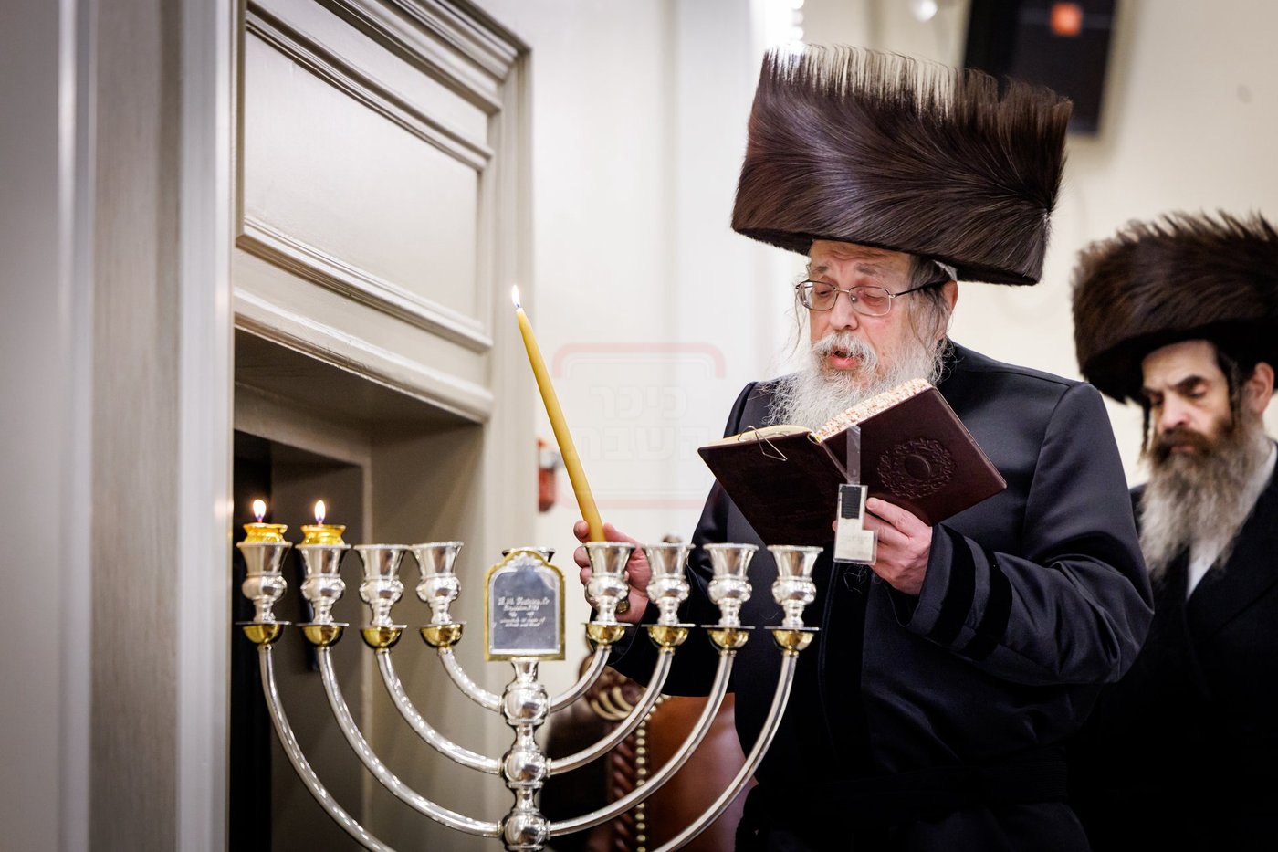 האדמו"ר מטאהש בהדלקת נרות חנוכה