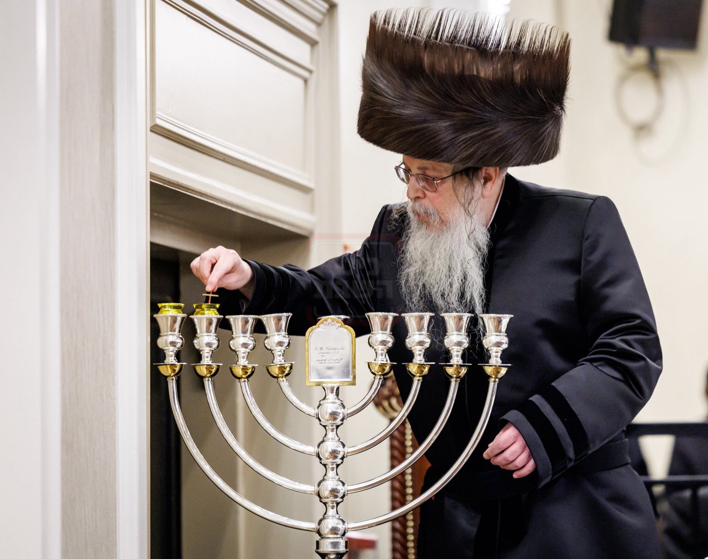 האדמו"ר מטאהש בהדלקת נרות חנוכה