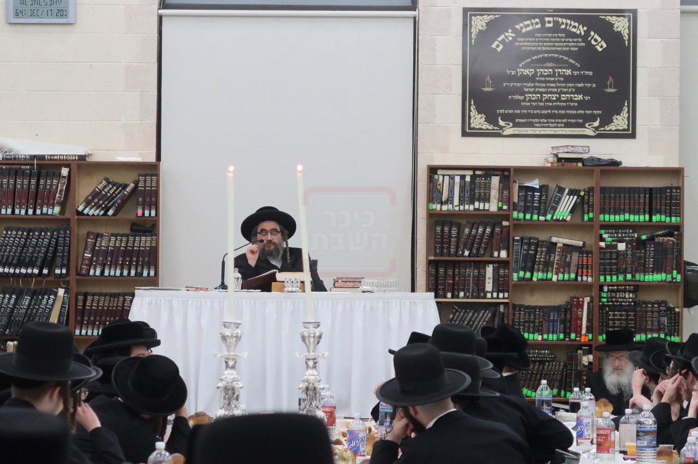 הרה"צ רבי מנחם מענדיל טייטלבוים במסיבת חנוכה