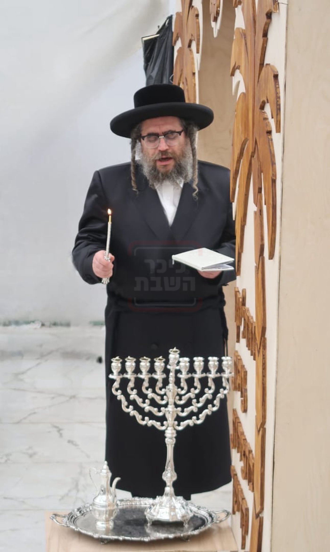 הרה"צ רבי מנחם מענדיל טייטלבוים בהדלקת נרות החנוכה