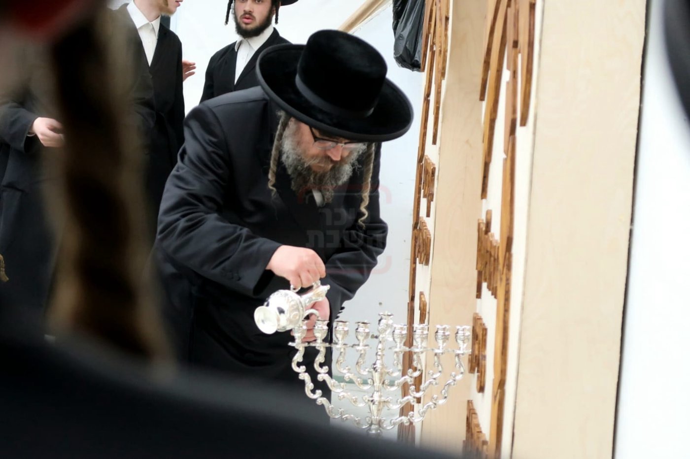 הרה"צ רבי מנחם מענדיל טייטלבוים בהדלקת נרות החנוכה