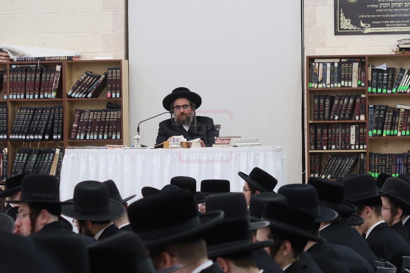 הרה"צ רבי מנחם מענדיל טייטלבוים במסיבת חנוכה