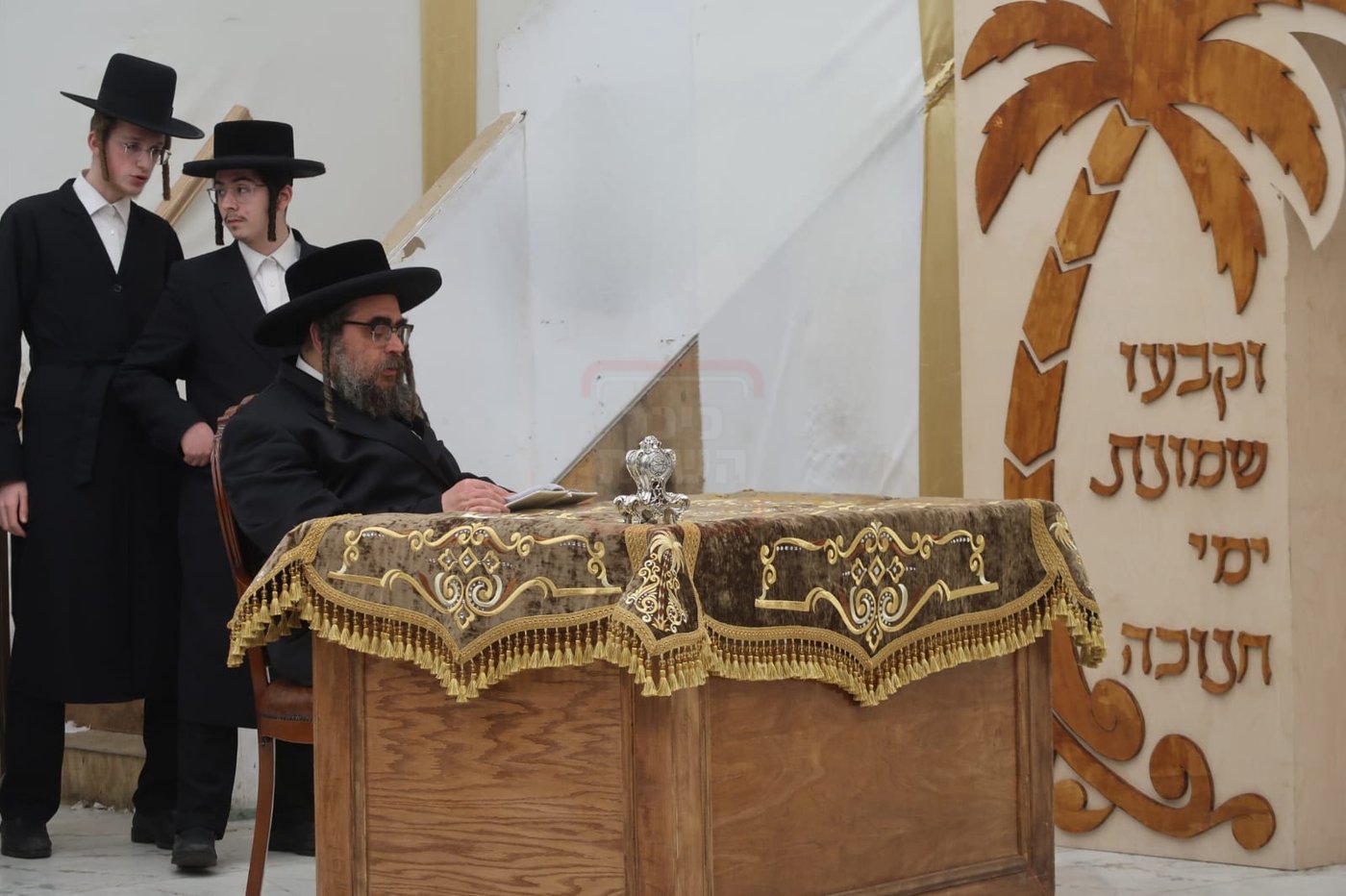 הרה"צ רבי מנחם מענדיל טייטלבוים בהדלקת נרות החנוכה