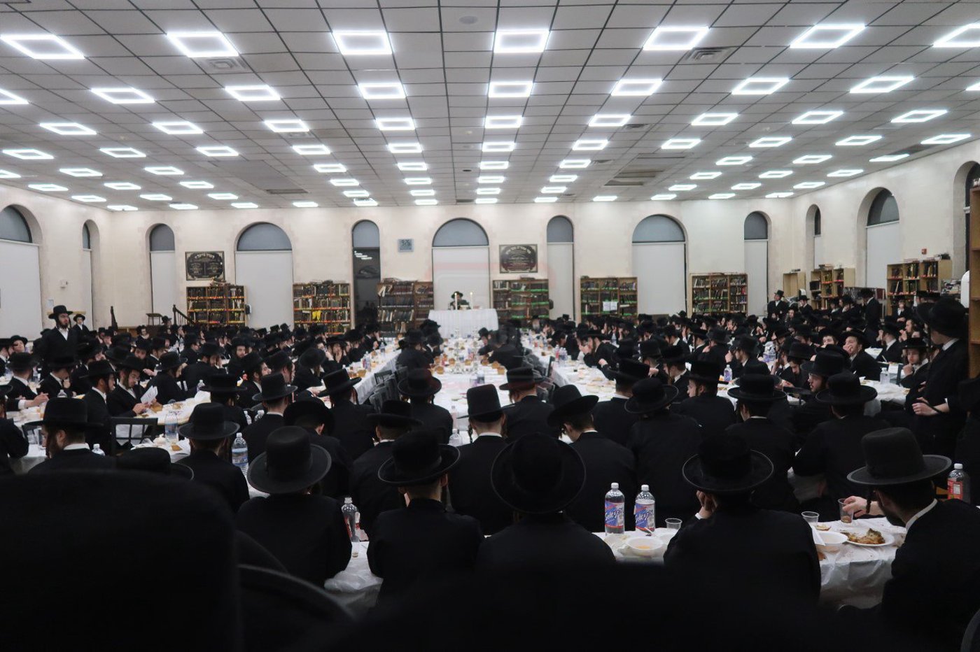 הרה"צ רבי מנחם מענדיל טייטלבוים במסיבת חנוכה