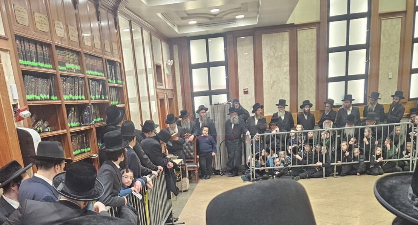 האדמו"ר מרחמסטריווקא ארה"ב בהדלקת נרות חנוכה