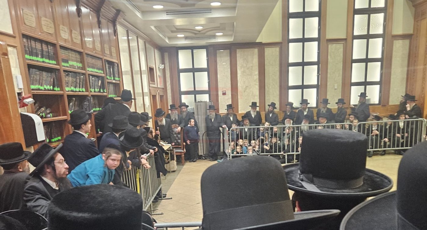 האדמו"ר מרחמסטריווקא ארה"ב בהדלקת נרות חנוכה