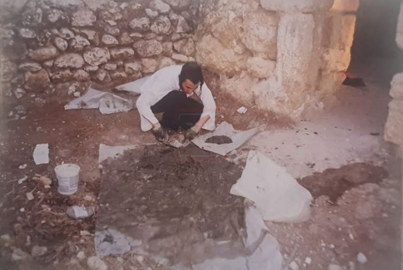 נחמן לנגר בבניית המצבה בקבר מתתיהו ביער בן שמן