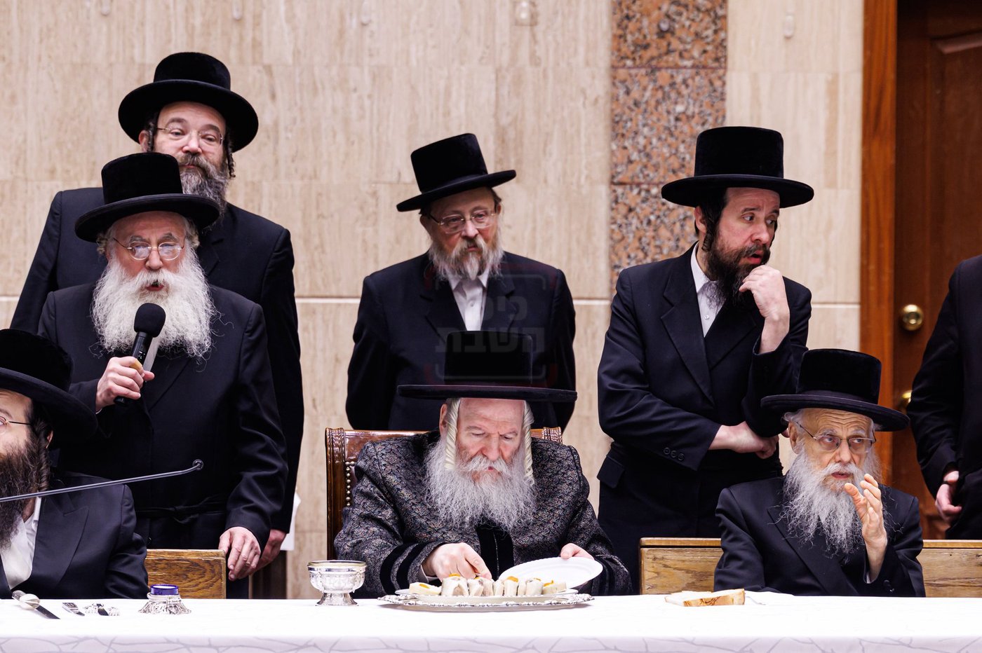 זאת חנוכה בחצה"ק באבוב