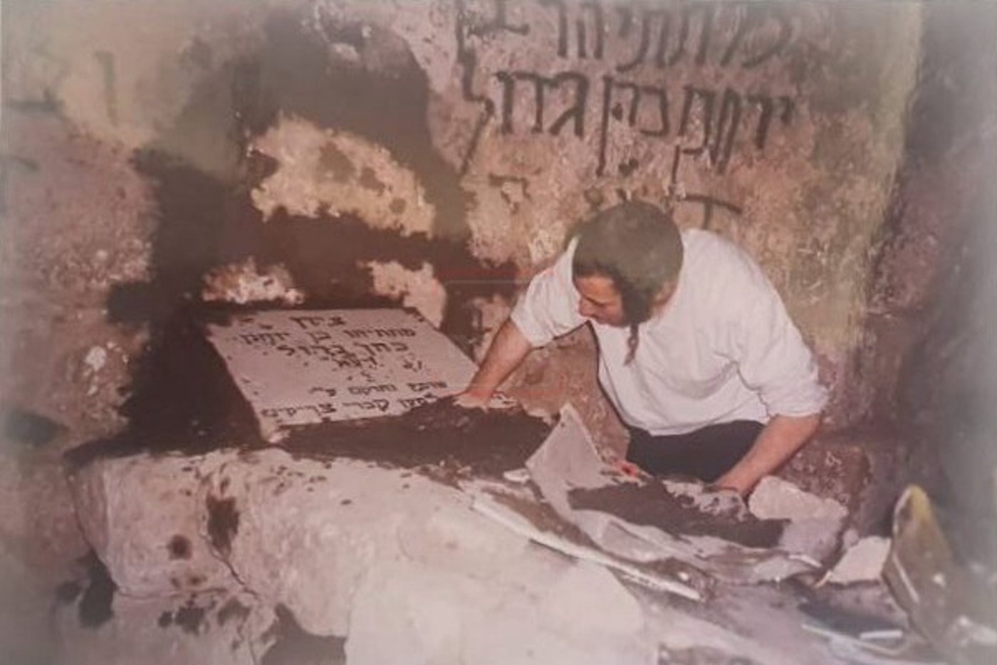 נחמן לנגר בבניית המצבה בקבר מתתיהו ביער בן שמן