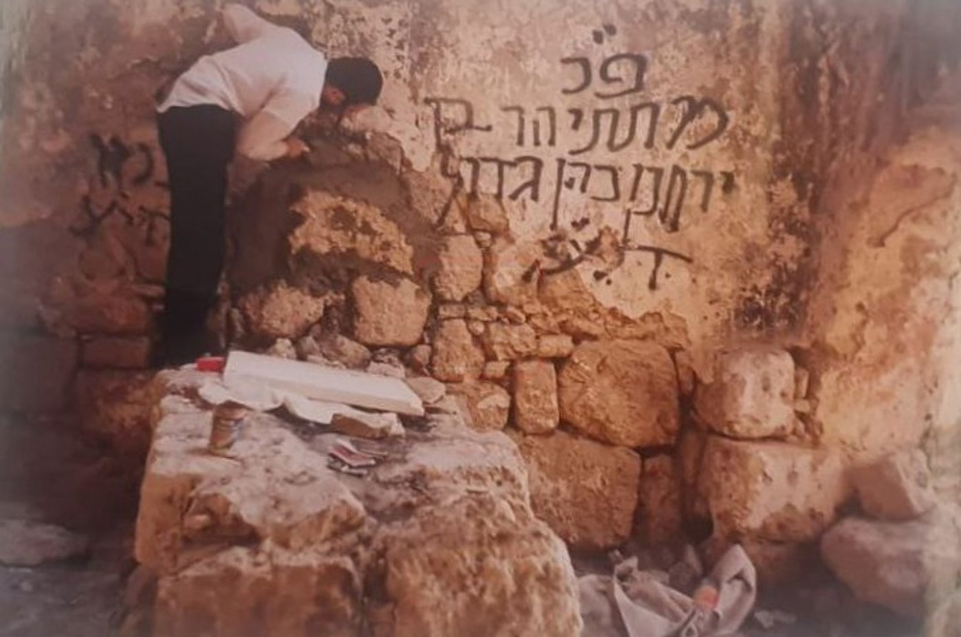 נחמן לנגר בבניית המצבה בקבר מתתיהו ביער בן שמן