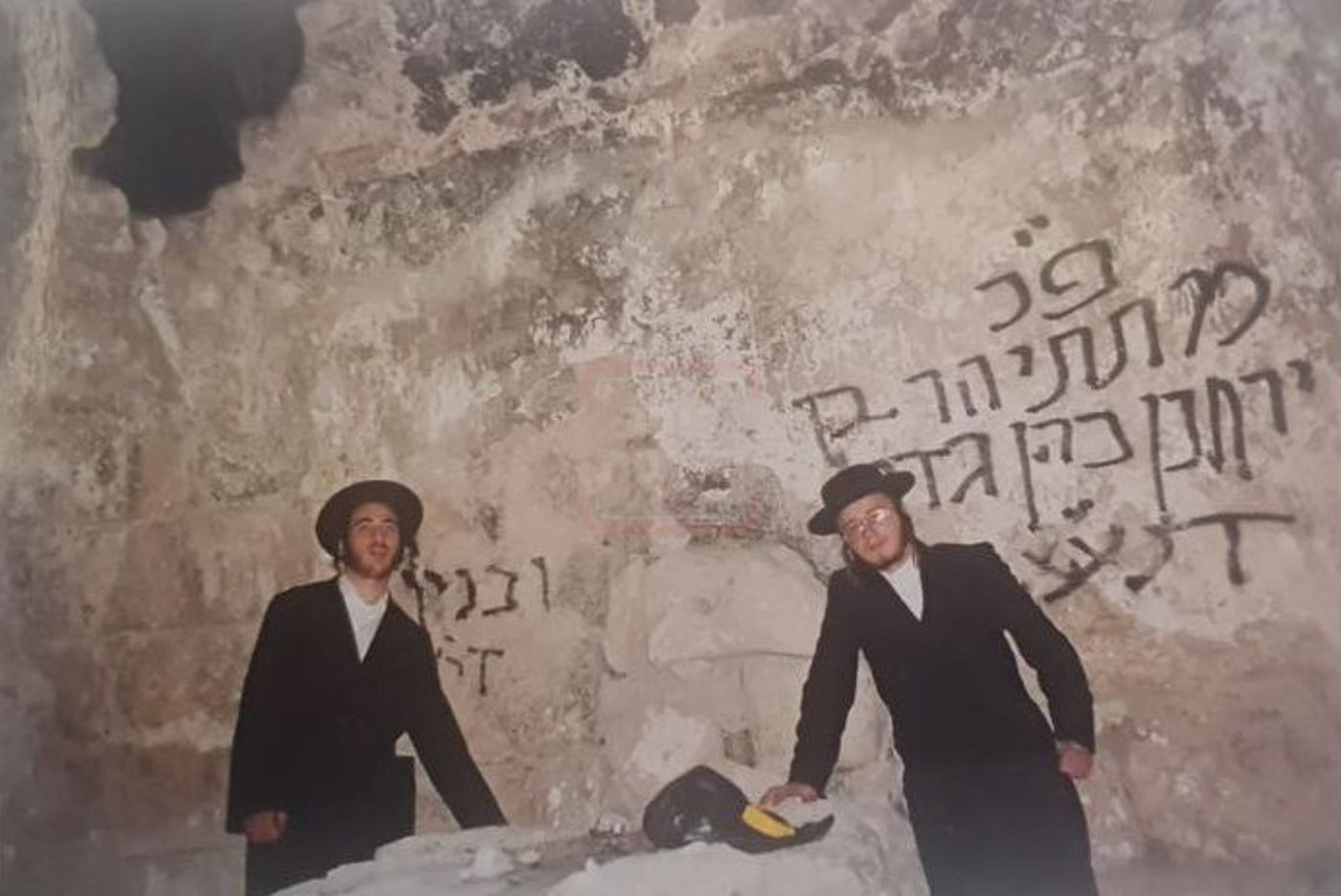 נחמן לנגר בבניית המצבה בקבר מתתיהו ביער בן שמן