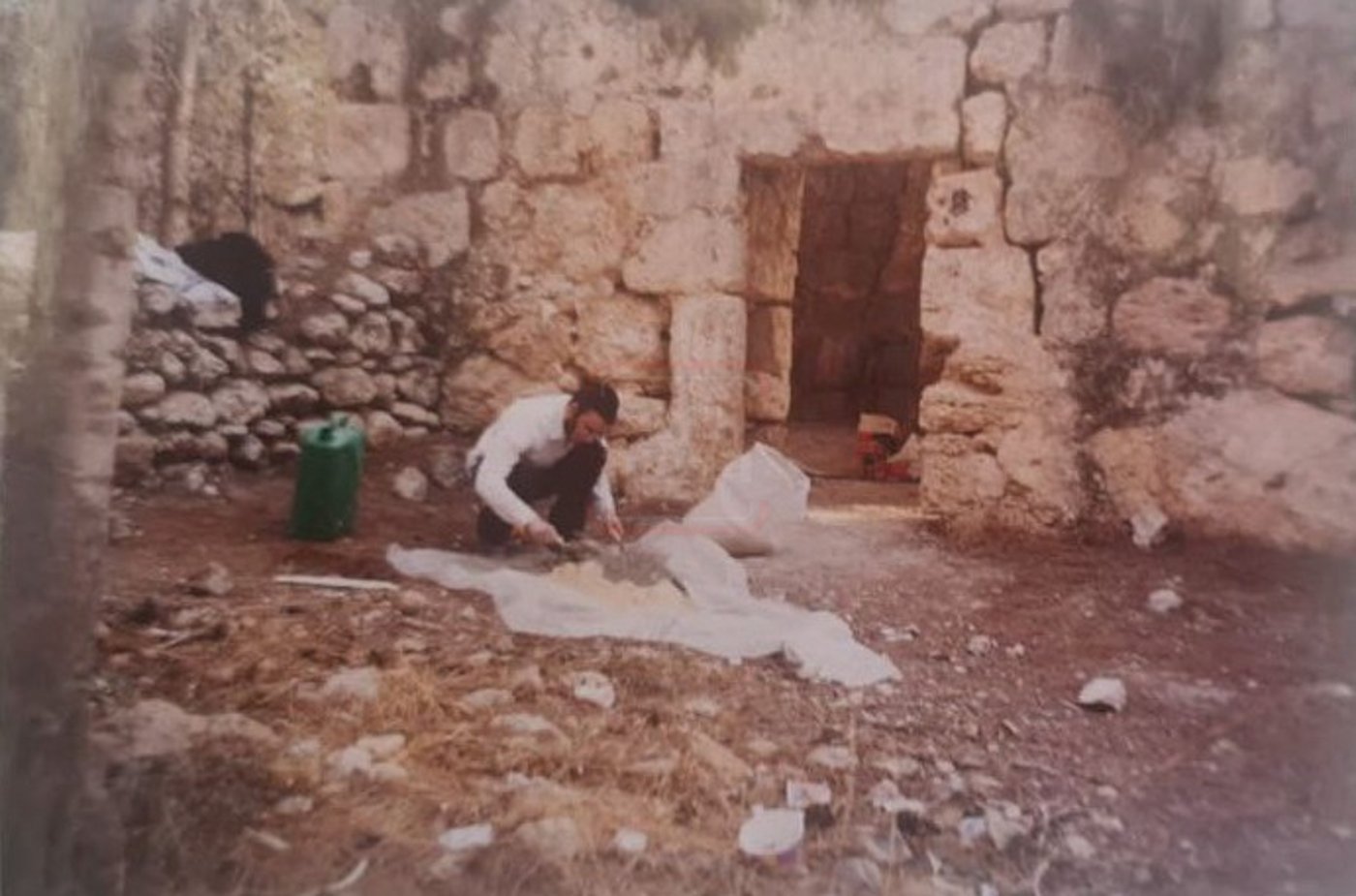 נחמן לנגר בבניית המצבה בקבר מתתיהו ביער בן שמן