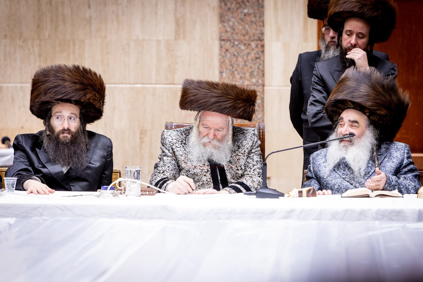 מוצאי שבת חנוכה בחצה"ק באבוב