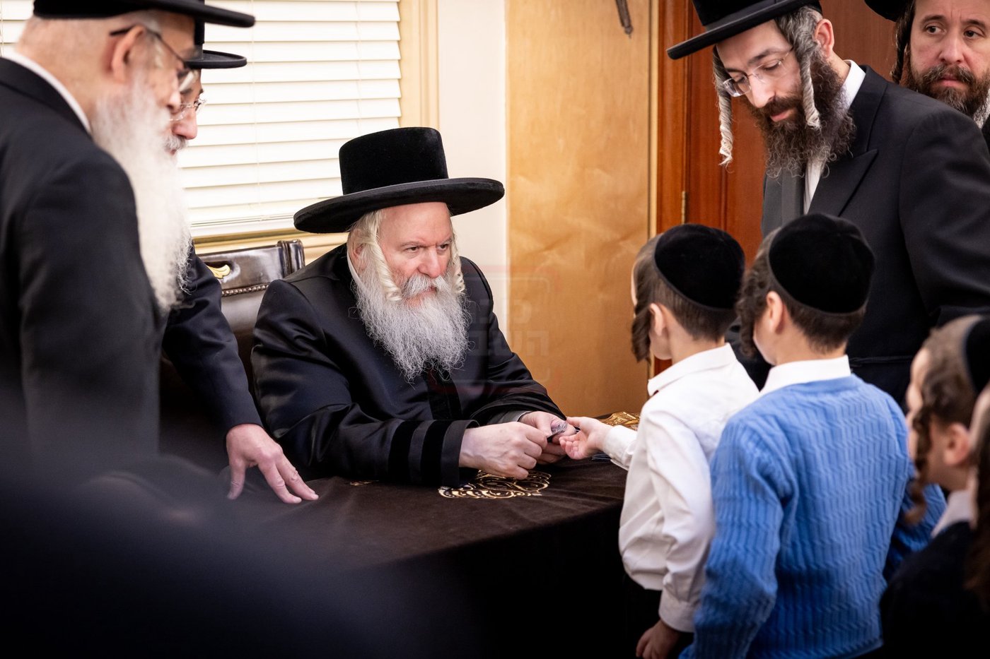 האדמו"ר מבאבוב בחלוקת מעות חנוכה