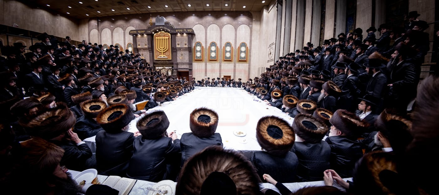 מוצאי שבת חנוכה בחצה"ק באבוב