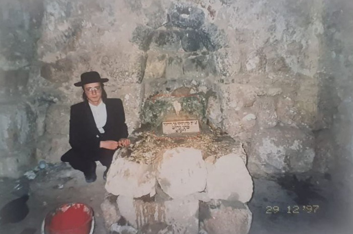 נחמן לנגר בבניית המצבה בקבר מתתיהו ביער בן שמן