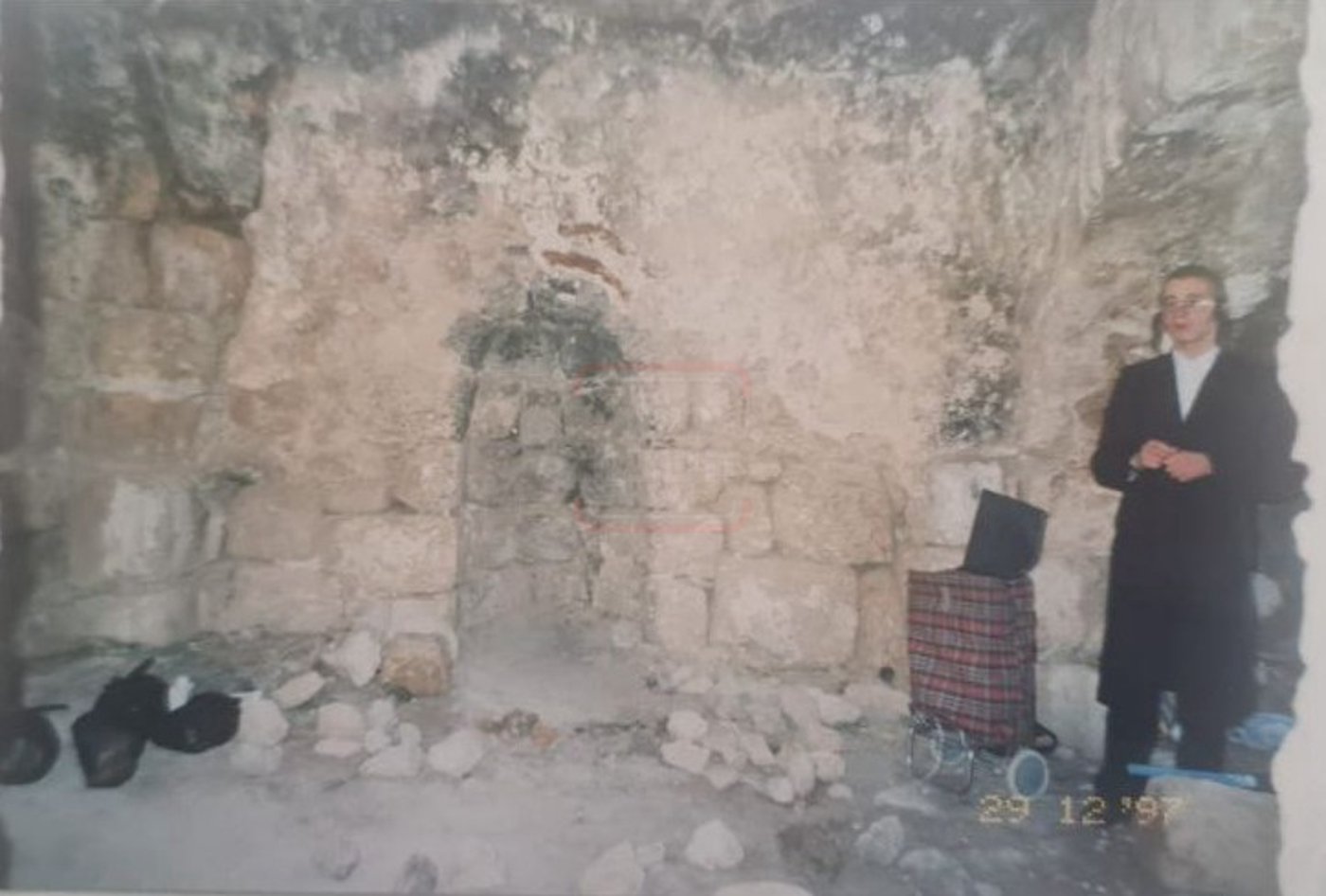 נחמן לנגר בבניית המצבה בקבר מתתיהו ביער בן שמן