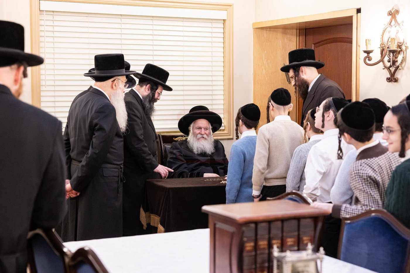 האדמו"ר מבאבוב בחלוקת מעות חנוכה